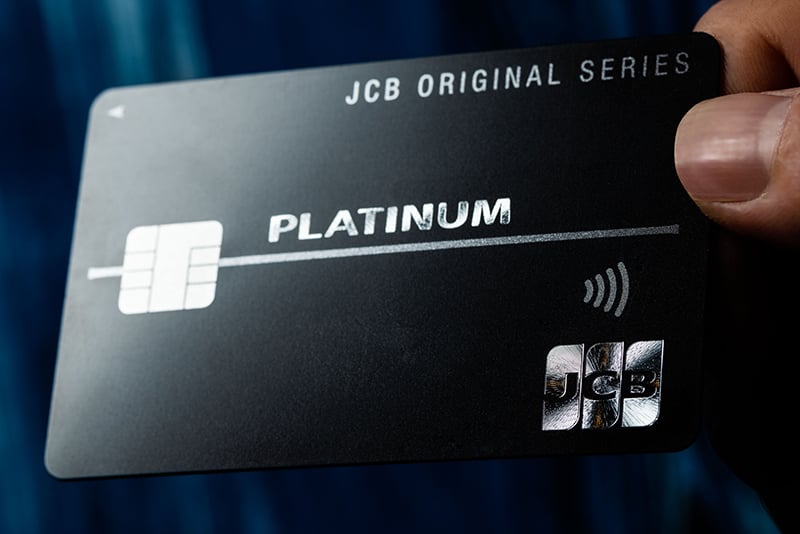 JCBプラチナの実際の黒いカード券面。JCB公式の商品写真